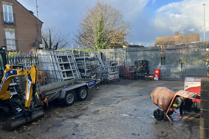 129 Somerford Rd, Christchurch to rent - Building Photo - Image 3 of 5