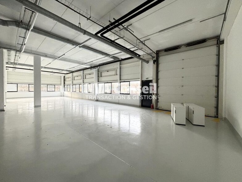 Light Industrial in Cergy to rent - Interior Photo - Image 2 of 13