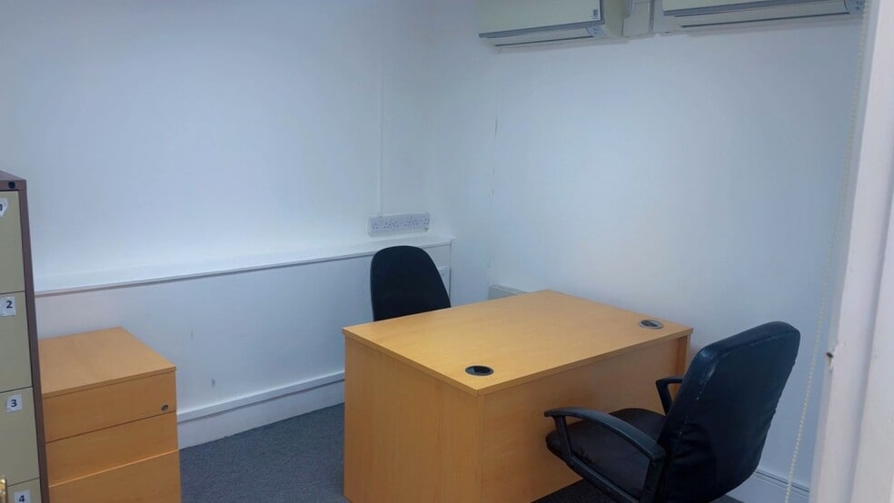 North Circular Rd, London to rent - Building Photo - Image 3 of 296