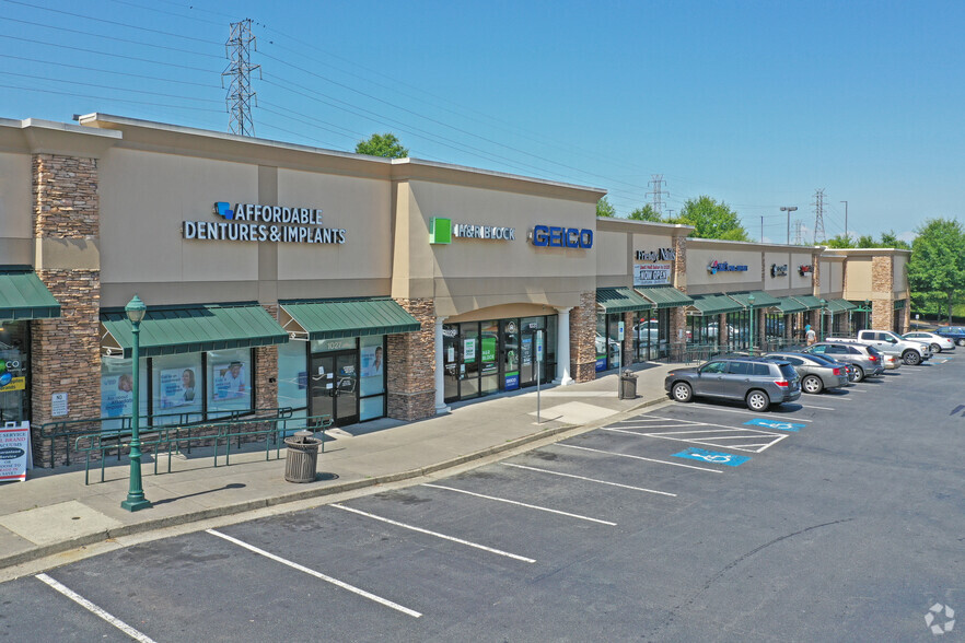 1075 Hanes Mall Blvd, Winston-Salem, NC for rent - Building Photo - Image 2 of 11