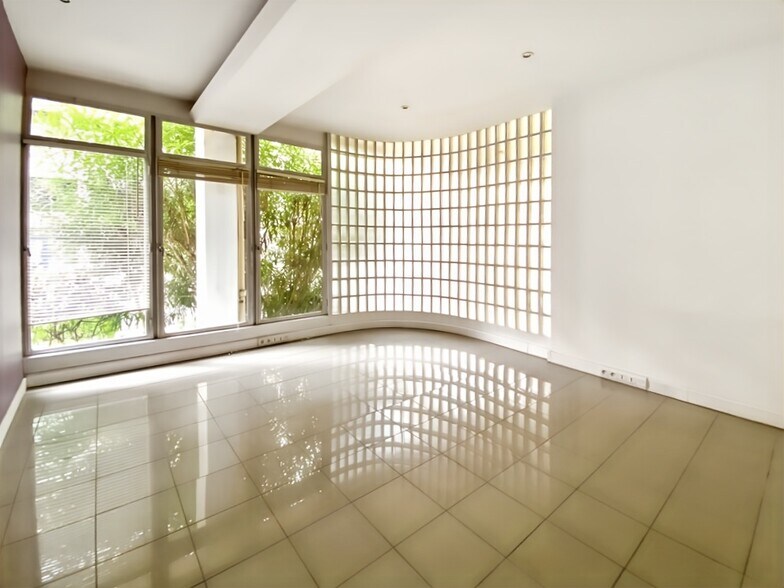 Office in Paris for sale - Building Photo - Image 2 of 6