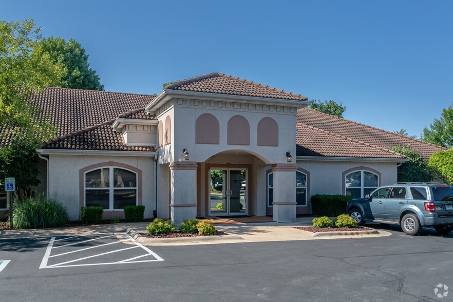 5212 Village Pky, Rogers, AR to rent - Building Photo - Image 3 of 28