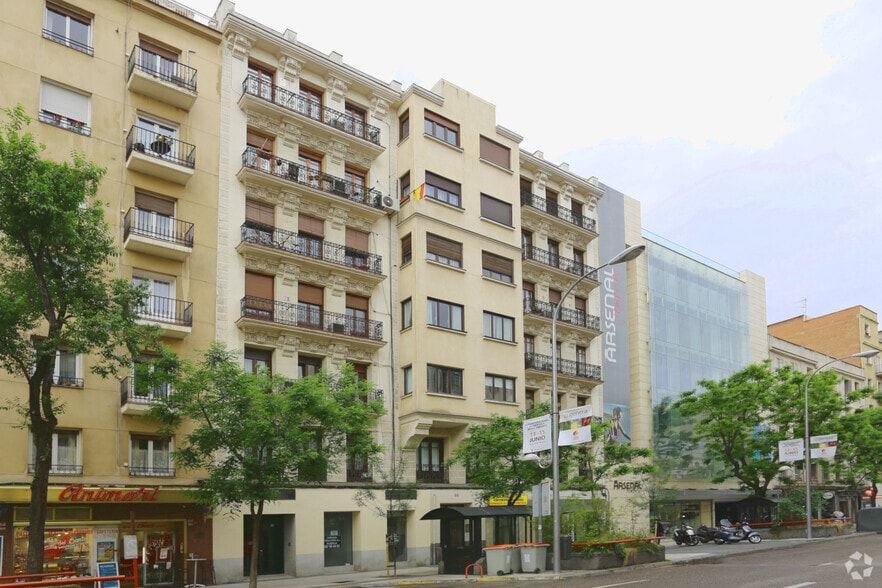Retail in Madrid, Madrid to rent - Building Photo - Image 2 of 2