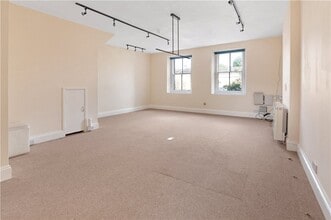 2 High St, Moreton In Marsh to rent Interior Photo- Image 2 of 6