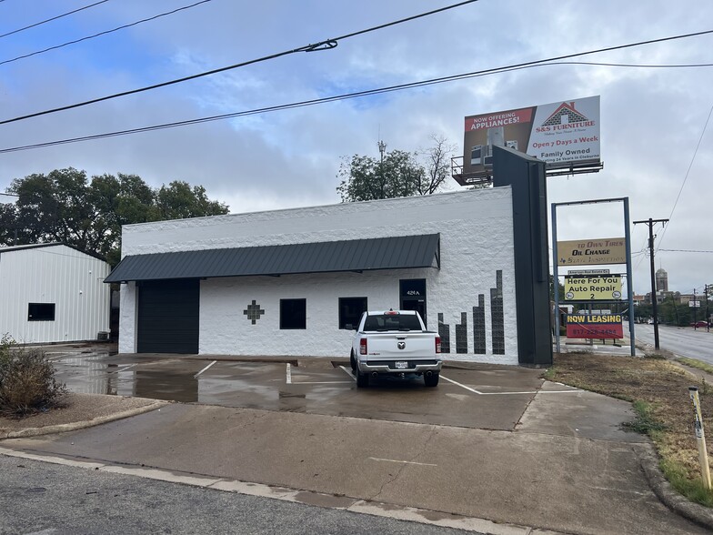 424 W Henderson St, Cleburne, TX for rent - Building Photo - Image 1 of 39