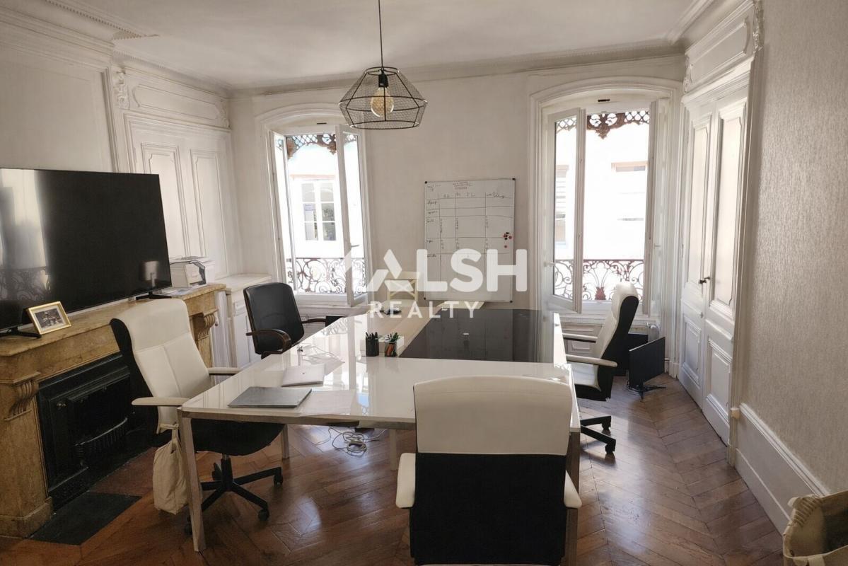Office in Lyon for sale Interior Photo- Image 1 of 11