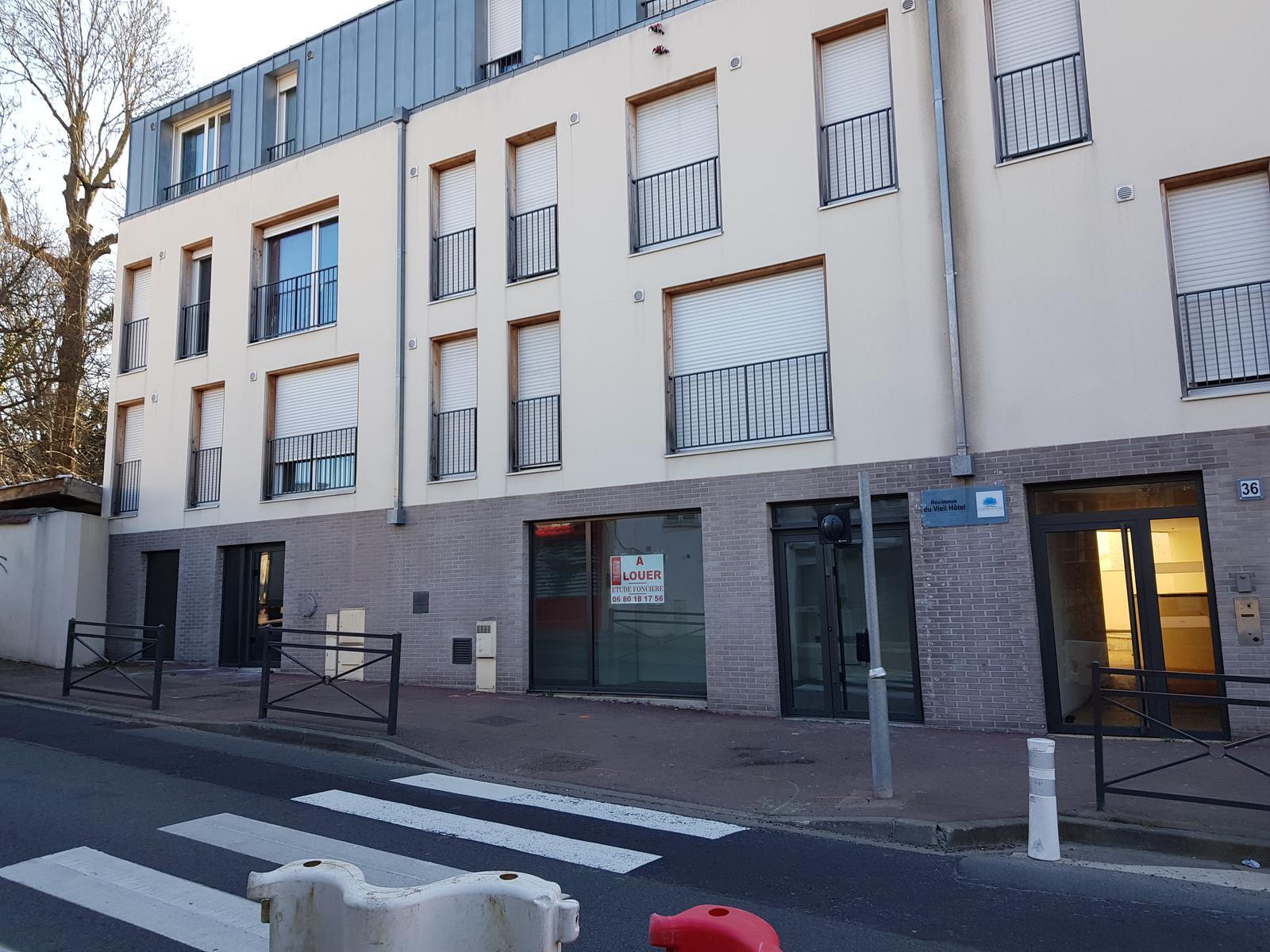 Retail in Saint-Michel-Sur-Orge to rent Building Photo- Image 1 of 4