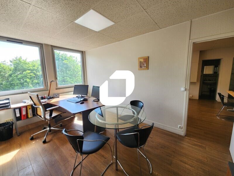 Office in Le Chesnay-Rocquencourt to rent Interior Photo- Image 1 of 10