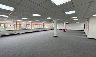1-3 Cross St, Wakefield to rent Interior Photo- Image 1 of 2