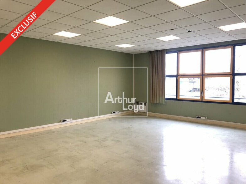 Office in Vaux-le-Pénil for sale - Interior Photo - Image 2 of 3