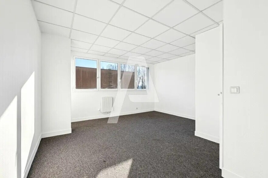 Light Industrial in Émerainville to rent - Interior Photo - Image 3 of 5