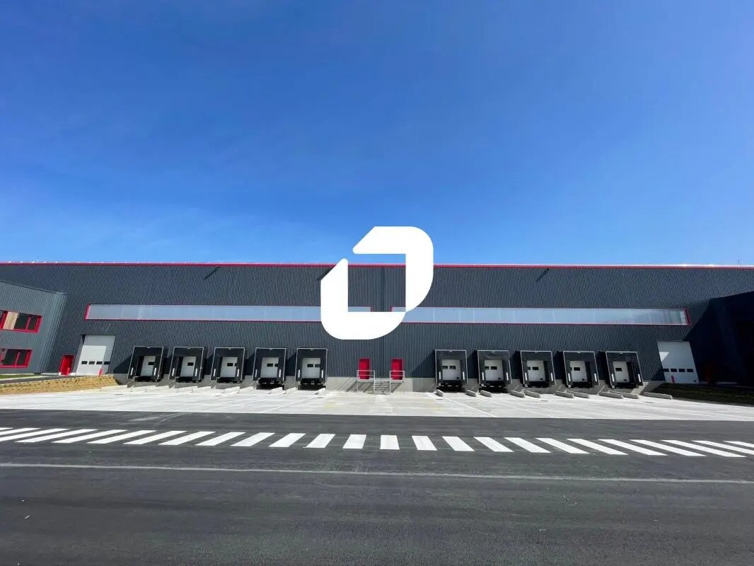 Industrial in Le Thillay to rent Primary Photo- Image 1 of 5