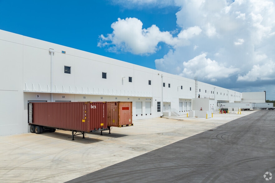 9535 NW 174th St, Hialeah, FL to rent - Building Photo - Image 3 of 21