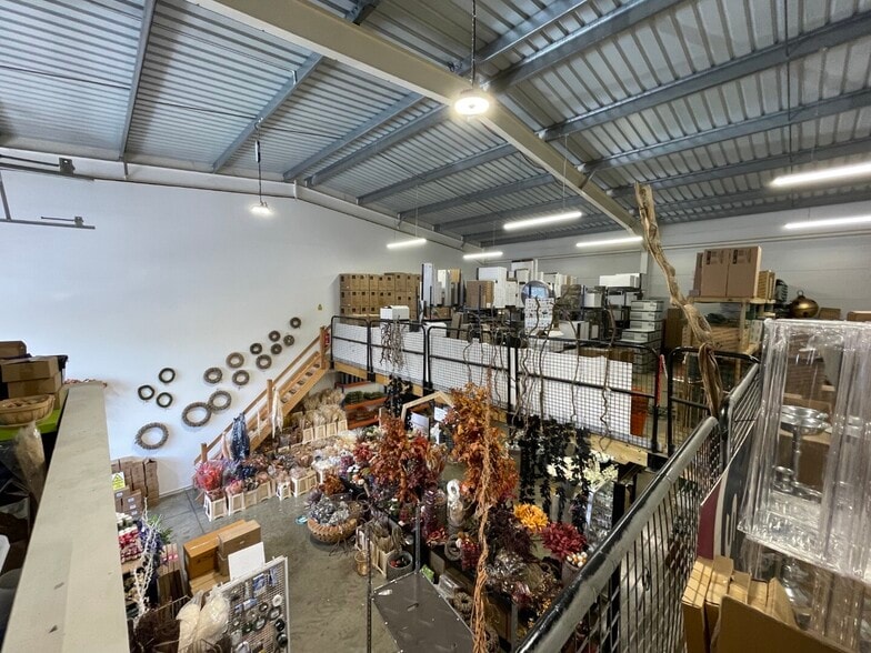 Dencora Way, Ashford to rent - Building Photo - Image 2 of 5