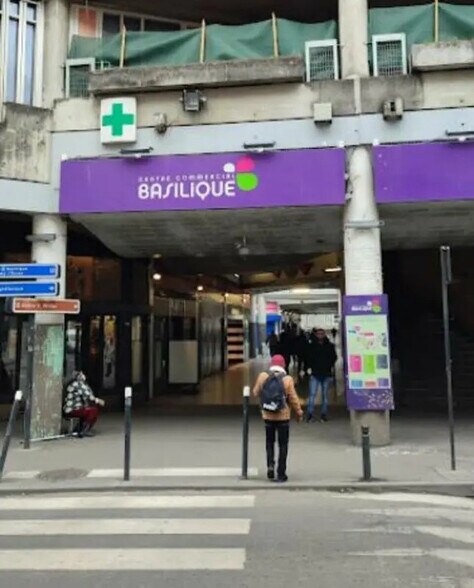 Retail in Saint-Denis to rent - Building Photo - Image 3 of 4