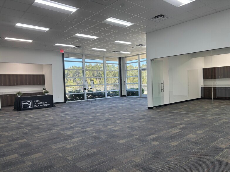 9535 NW 174th St, Hialeah, FL to rent - Interior Photo - Image 3 of 27