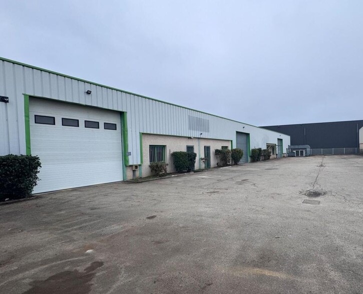 Light Industrial in Pusignan to rent - Building Photo - Image 3 of 5