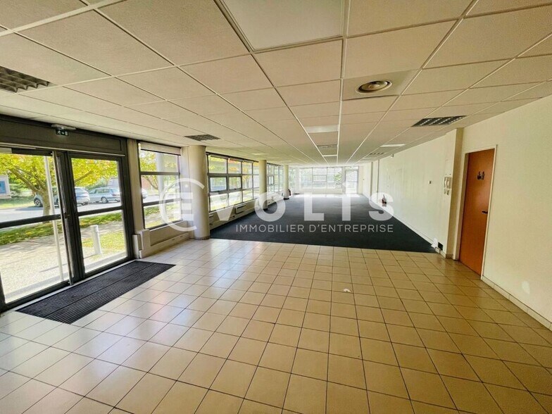 Light Industrial in Combs-la-Ville to rent - Interior Photo - Image 2 of 3