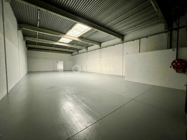 Light Industrial in Éragny to rent - Interior Photo - Image 3 of 13