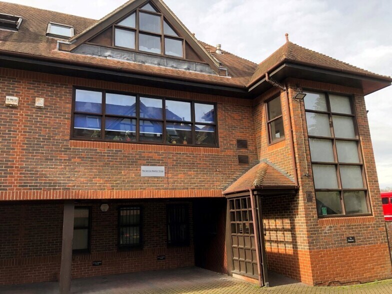 The Wilderness, Berkhamsted to rent - Building Photo - Image 1 of 11