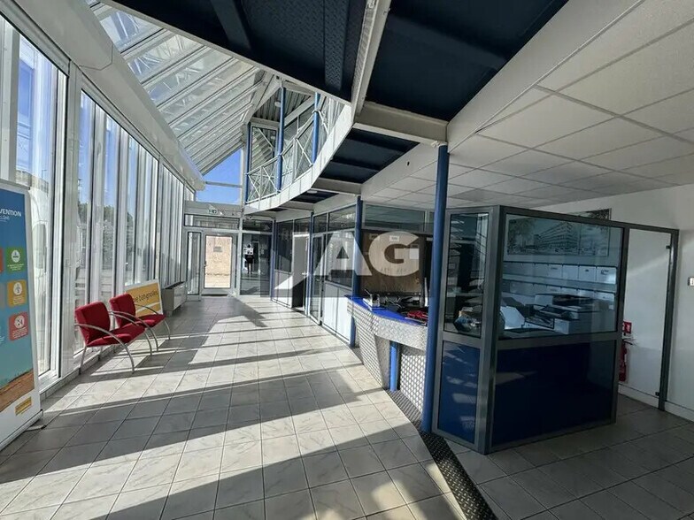 Light Industrial in Vaulx-en-Velin to rent - Lobby - Image 3 of 11