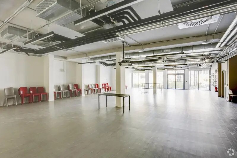11 Avenue Dubonnet, Courbevoie to rent - Interior Photo - Image 1 of 24