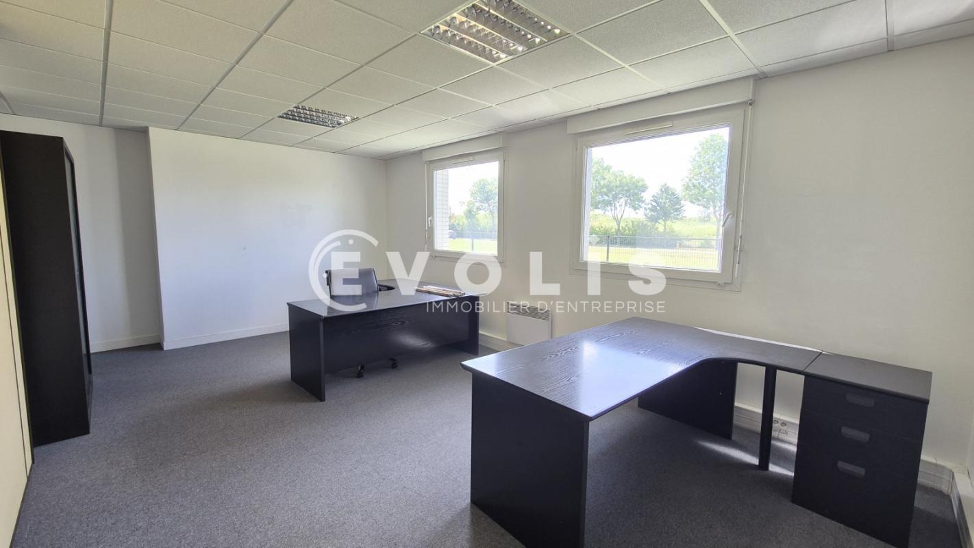 Office in Magny-le-Hongre to rent Interior Photo- Image 1 of 8