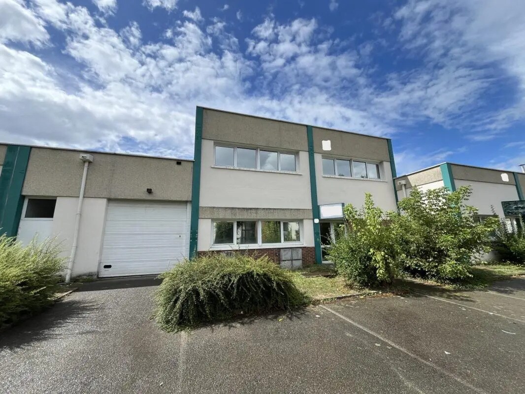 Industrial in Trappes to rent Building Photo- Image 1 of 10