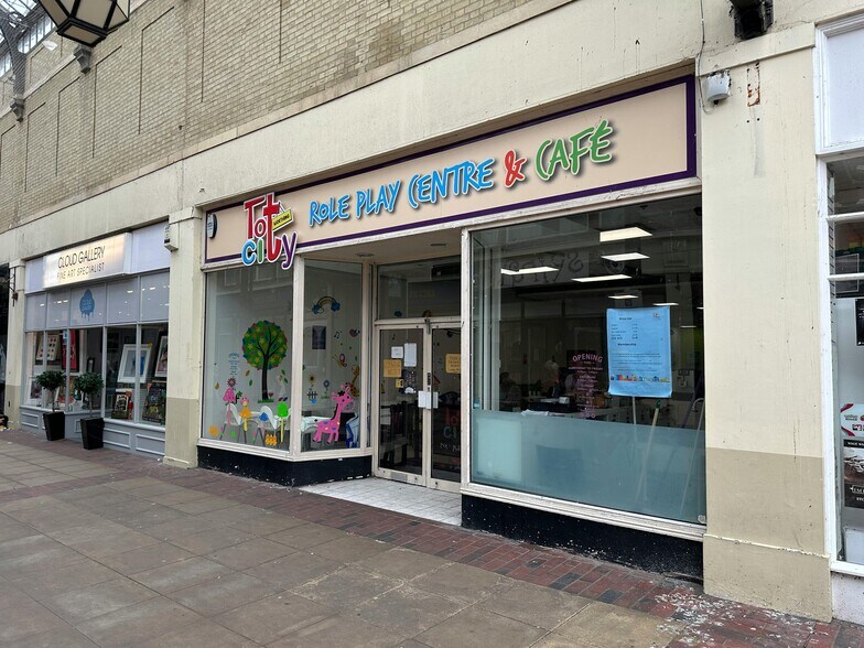 Liverpool Rd, Worthing to rent - Building Photo - Image 2 of 11