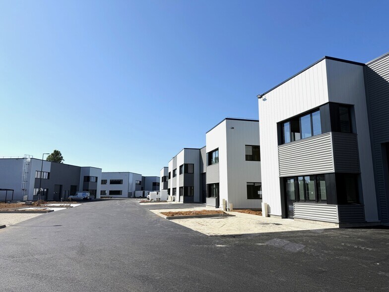 Chemin De La Lône, Pierre-Bénite to rent - Building Photo - Image 1 of 5