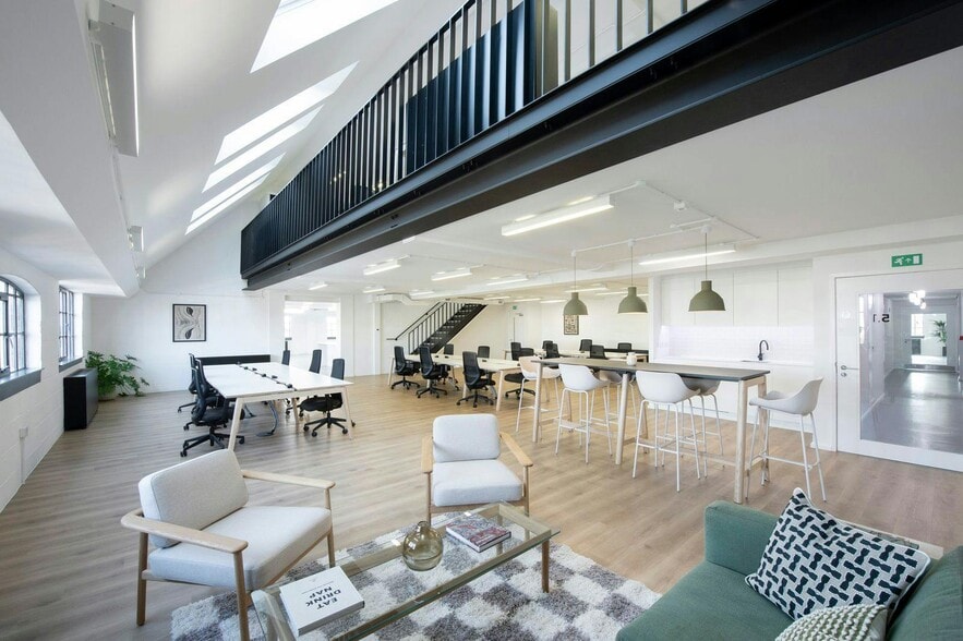 14 Gowers Walk, London to rent - Building Photo - Image 1 of 29