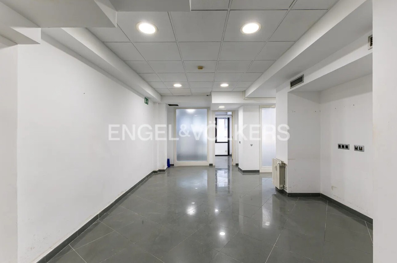 Barcelona, BAR 08006 - Unit - -  - Interior Photo - Image 1 of 11