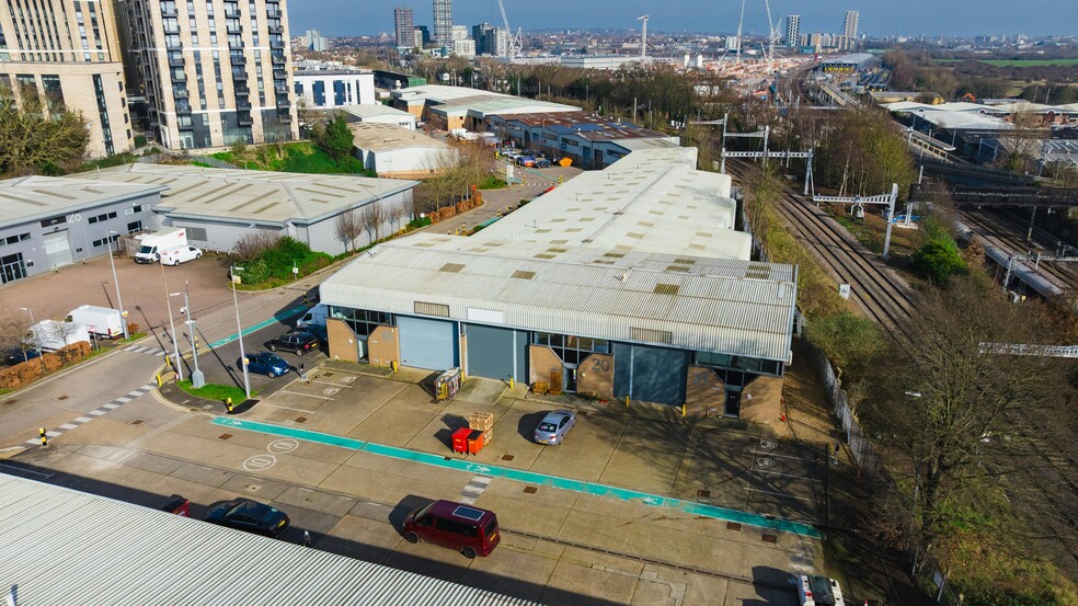 Victoria Rd, London to rent - Building Photo - Image 3 of 17