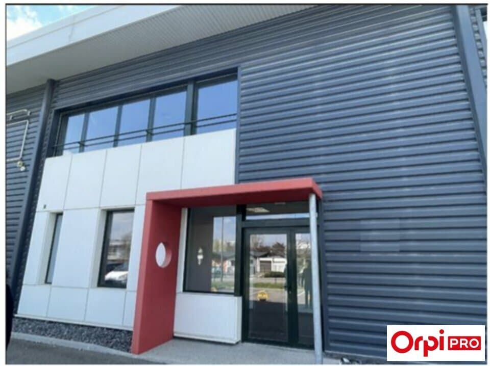 Light Industrial in Saint-Quentin-Fallavier to rent Building Photo- Image 1 of 7