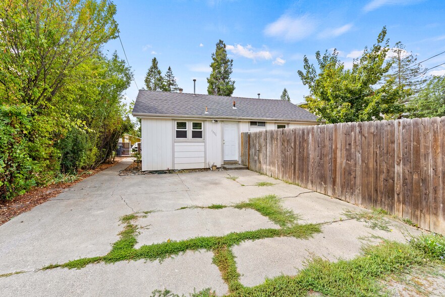 1036 W 12th St, Medford, OR for sale - Building Photo - Image 2 of 24