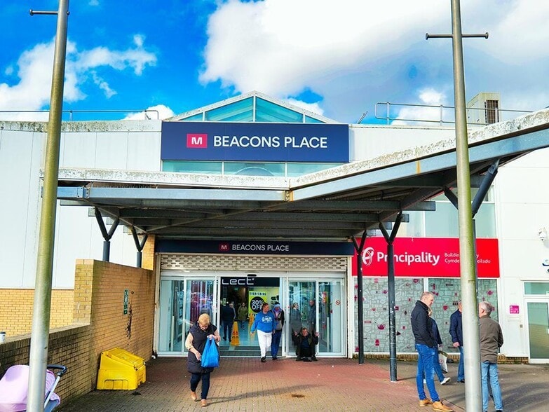 John St, Merthyr Tydfil to rent - Building Photo - Image 2 of 9