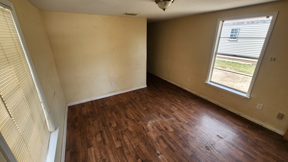 200 E Olive St, Holliday, TX for rent - Interior Photo - Image 2 of 8