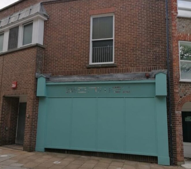 32-39 High St, Newport to rent - Building Photo - Image 2 of 4