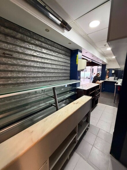 Retail in Paris to rent - Building Photo - Image 2 of 6