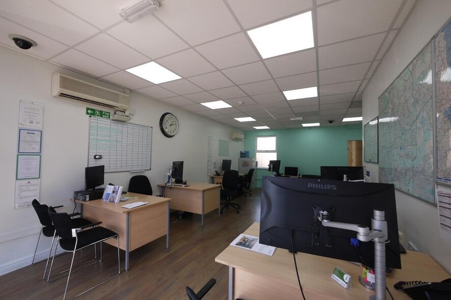 Barking Rd, London to rent - Building Photo - Image 3 of 20