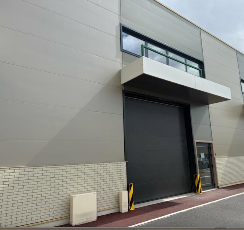 Light Industrial in Bernes-sur-Oise to rent Building Photo- Image 1 of 7