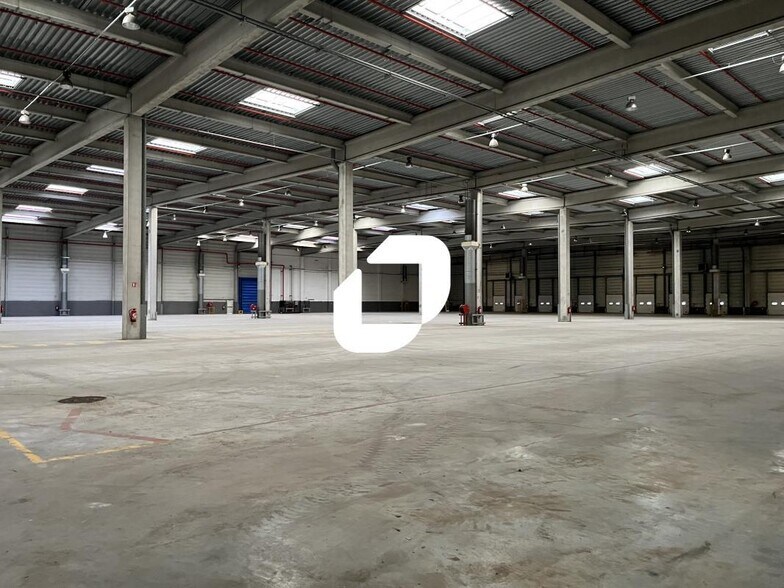 Industrial in Les Mureaux for sale - Building Photo - Image 1 of 6