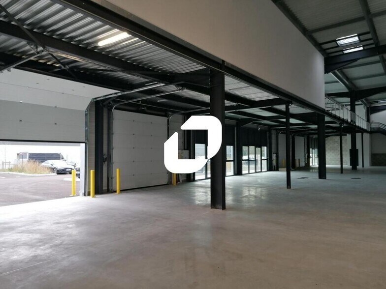 Light Industrial in Saint-Laurent-de-Mure to rent - Interior Photo - Image 2 of 9