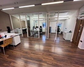 Avion Crescent, London to rent Interior Photo- Image 1 of 6