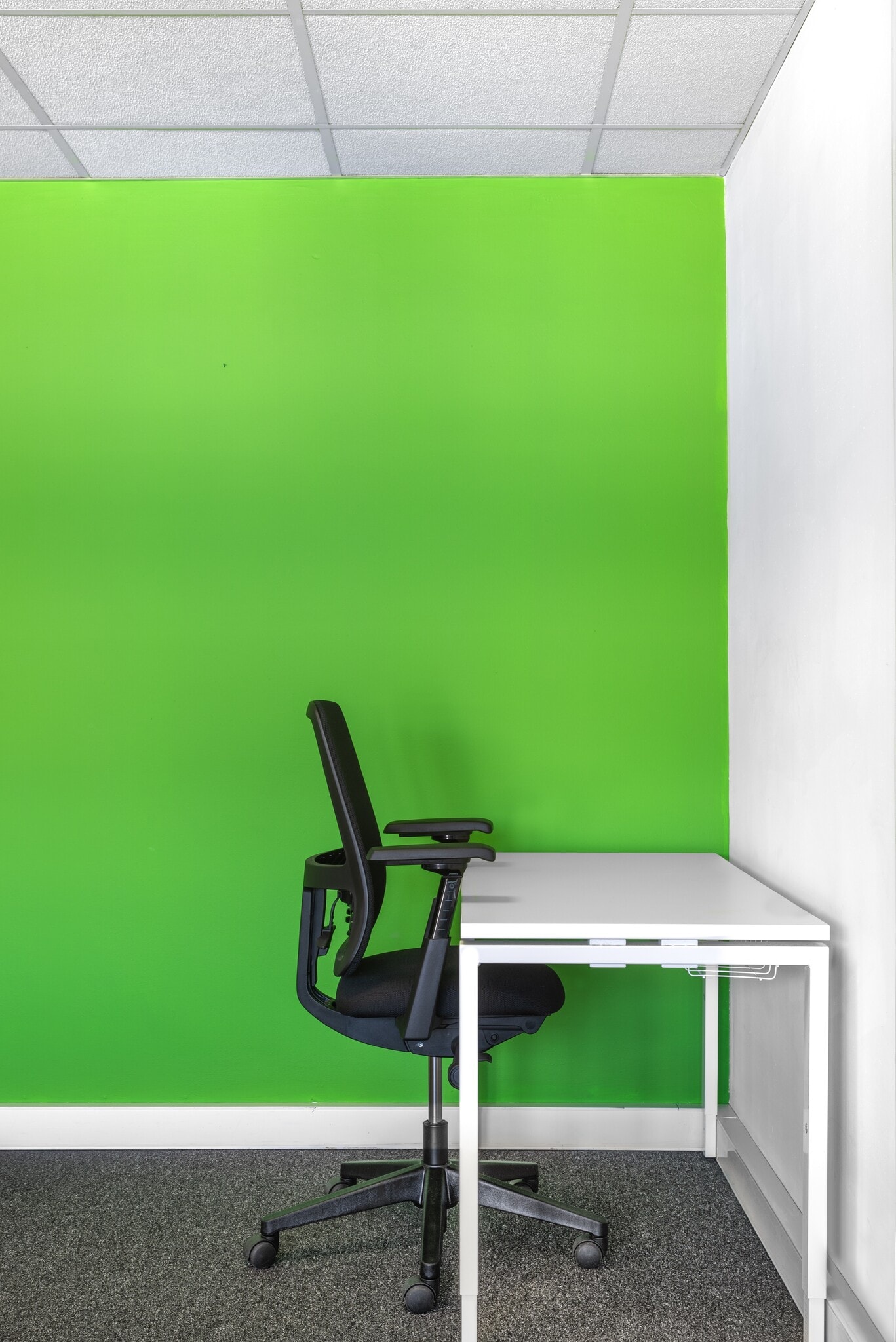 Waterberry Dr, Waterlooville to rent Interior Photo- Image 1 of 9