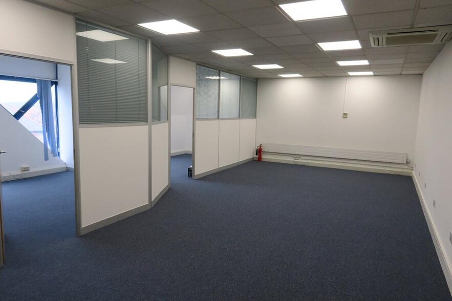 Bessborough Rd, Harrow to rent - Building Photo - Image 3 of 12