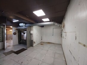 Retail in Madrid, Madrid to rent Interior Photo- Image 2 of 6