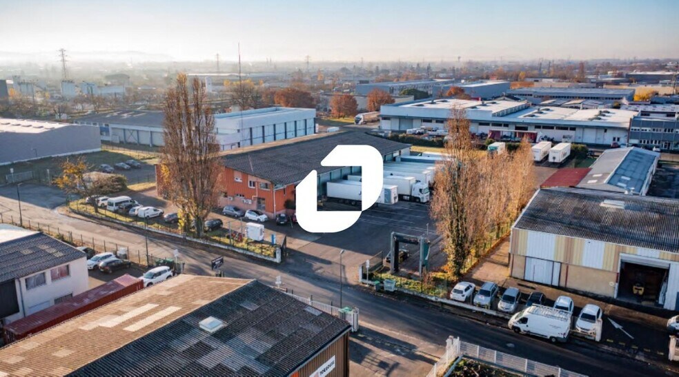 Industrial in Toulouse to rent - Aerial - Image 2 of 5