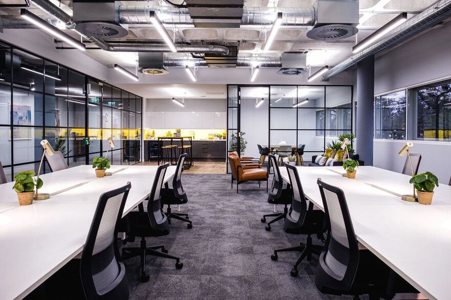 Silbury Blvd, Milton Keynes to rent - Interior Photo - Image 2 of 33