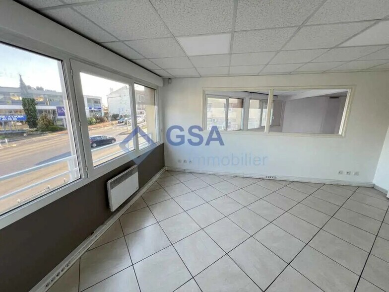 Office in Ris-Orangis to rent - Interior Photo - Image 1 of 6